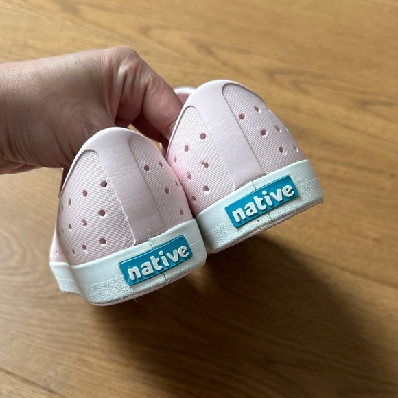 Native Jefferson Lightweight Shoes - Size J3 - Milk Pink & White - Like New - Picture 9 of 10